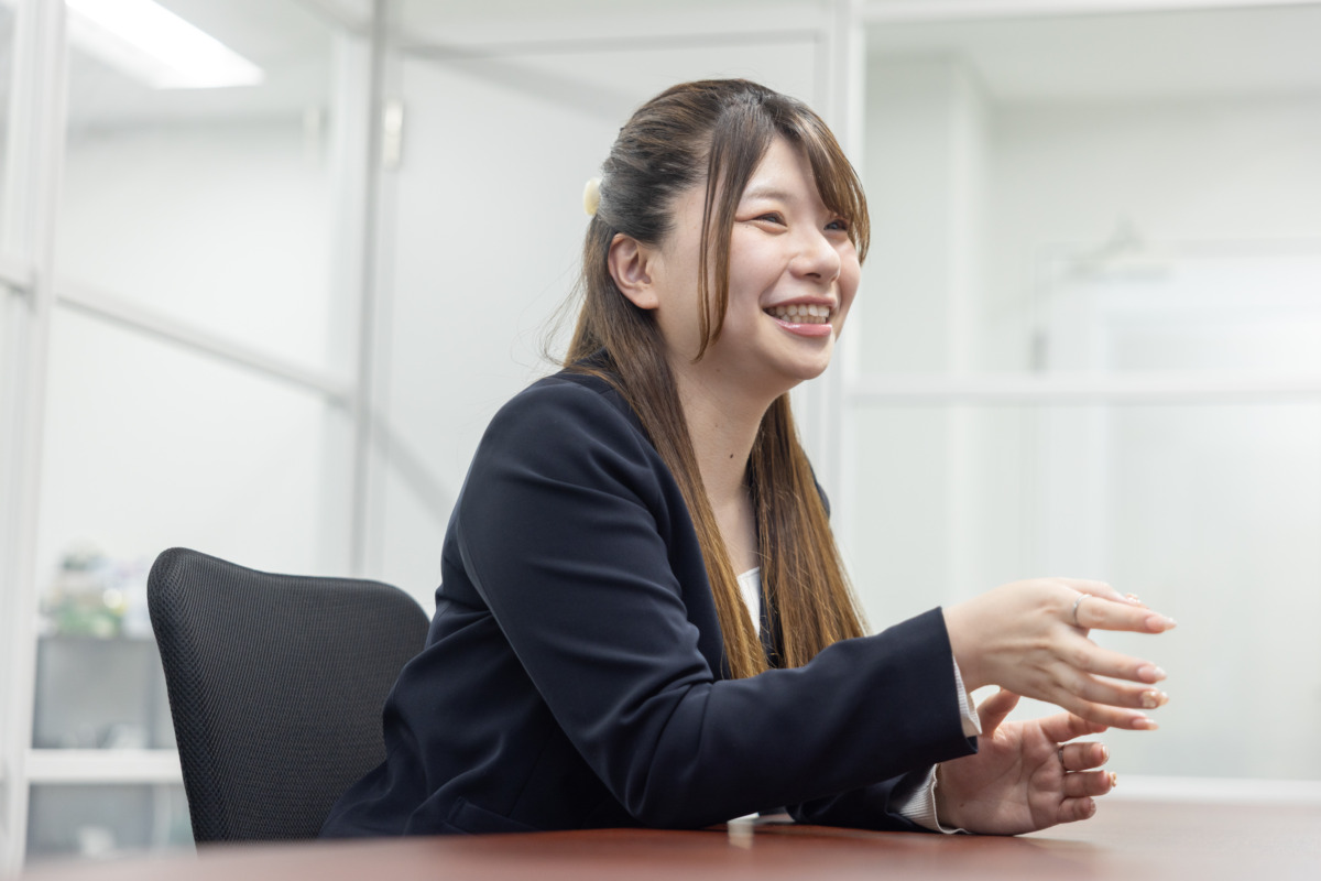 インタビューを受ける石口茉季さん02
