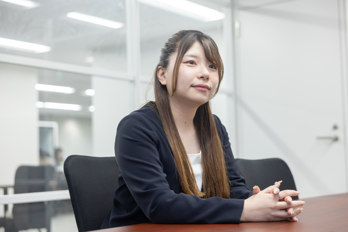 インタビューを受ける石口茉季さん01