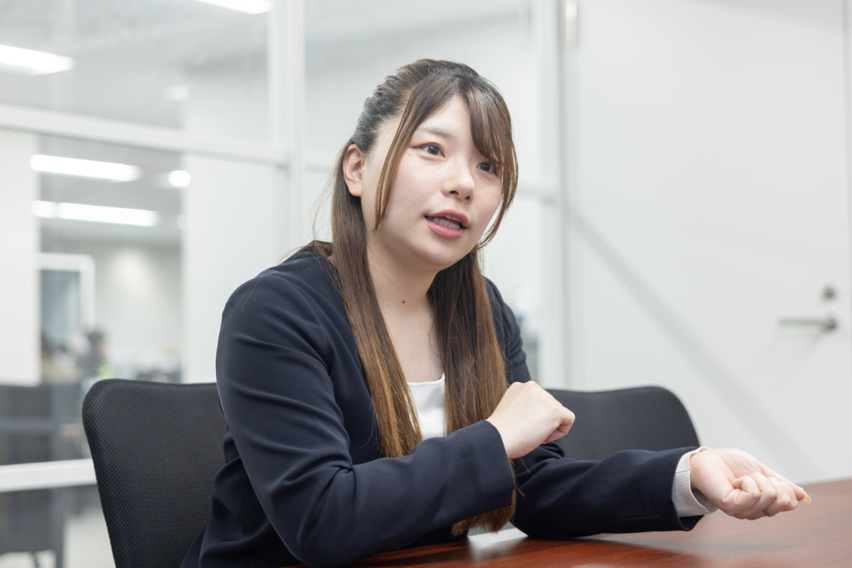 インタビューを受ける石口茉季さん03